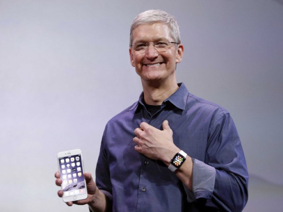 tim-cook-apple-watch-e1430184414392.jpg